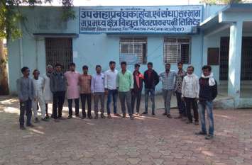 Farmers uproar for DP, power company's office cordon डीपी के लिए किसानों का हंगामा, बिजली कंपनी का दफ्तर घेरा