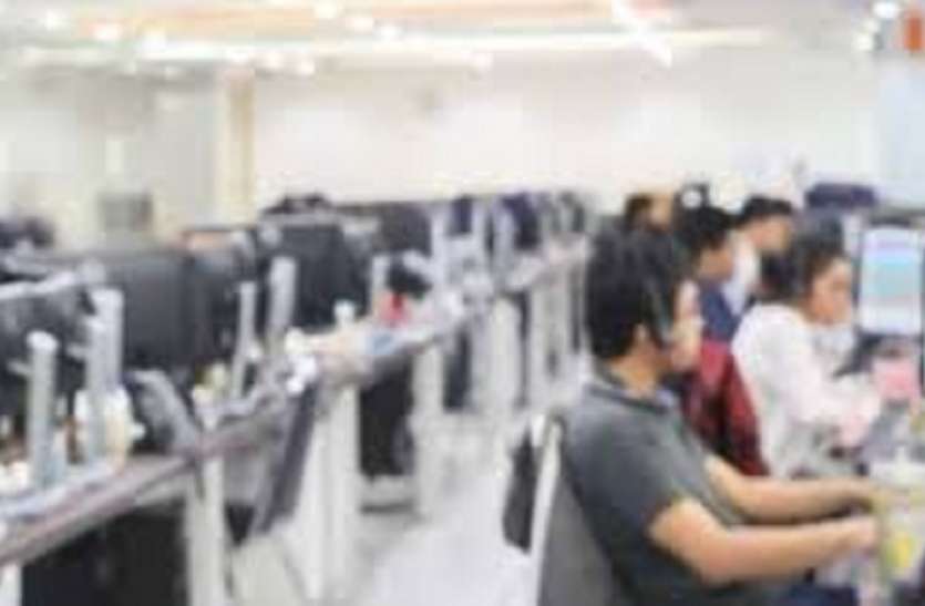 call_centre.jpg दिल्ली में फर्जी अंतर्राष्ट्रीय कॉल सेंटर का पर्दाफाश, 32 गिरफ्तार