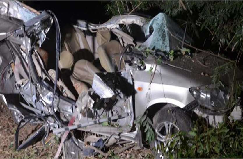 car_major_accident.jpg ट्रक ने उड़ा दिए कार के चीथड़े, शादी में शामिल होने जा रहे एक ही परिवार के पांच लोगों की दर्दनाक मौत