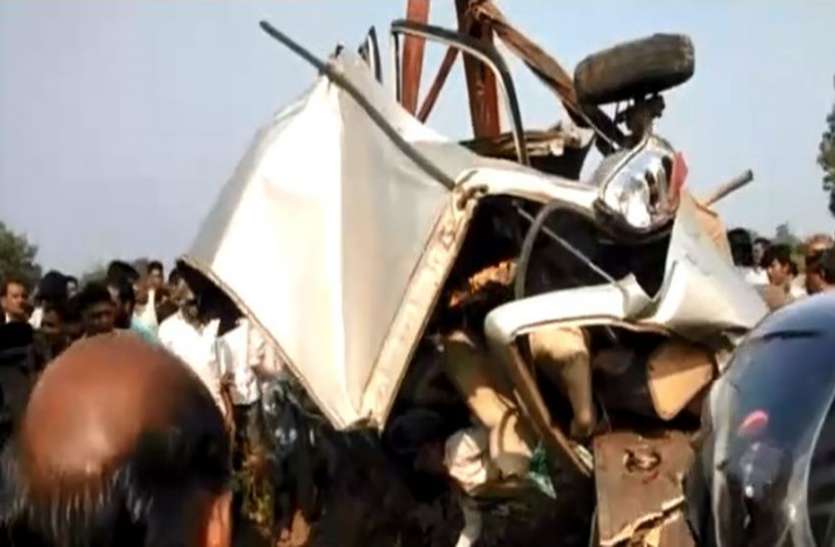 BREAKING : कार-ट्रॉले की टक्कर, शादी में जा रहे एक ही परिवार के 5 सदस्यों की मौत, मंजर देख कांप गए लोग BREAKING : कार-ट्रॉले की टक्कर, शादी में जा रहे एक ही परिवार के 5 सदस्यों की मौत, मंजर देख कांप गए लोग -VIDEO