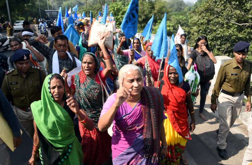 विस्थापितों के साथ एनवीडीए कार्यालय के आगे धरने पर बैठीं मेधा पाटकर विस्थापितों के साथ एनवीडीए कार्यालय के आगे धरने पर बैठीं मेधा पाटकर