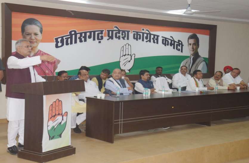 यहां के मुख्यमंत्री ने हिटलर और मुसोलिनी को बताया आरएसएस का आदर्श, वेशभूषा और बैंड भी गैर भारतीय, भड़की भाजपा यहां के मुख्यमंत्री ने हिटलर और मुसोलिनी को बताया आरएसएस का आदर्श, वेशभूषा और बैंड भी गैर भारतीय, भड़की भाजपा