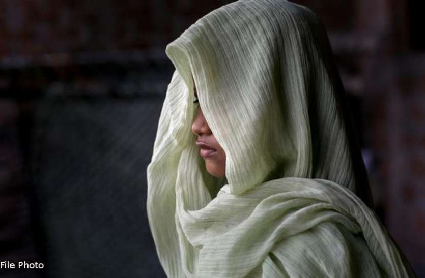 गैंग रेप पीड़िता को न्याय की गुहार लगानी पड़ी महंगी, गांव वालों ने आरोपियों को बचाने बनाया ये प्लान गैंग रेप पीड़िता को न्याय की गुहार लगानी पड़ी महंगी, गांव वालों ने आरोपियों को बचाने बनाया ये प्लान