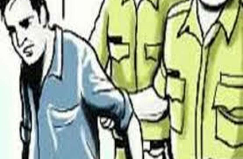 तेरह मामलों में वांछित लिस्टेड बूटलेगर गिरफ्तार तेरह मामलों में वांछित लिस्टेड बूटलेगर गिरफ्तार