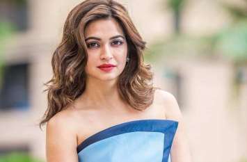 pagalpanti actress kriti kharbanda has collection of 100 pair shoes कृति खरबंदा के पास है 100 से भी ज्यादा जूतों का एक्सक्लूजिव कलेक्शन, कभी फुटवियर रिपीट नहीं करती एक्ट्रेस