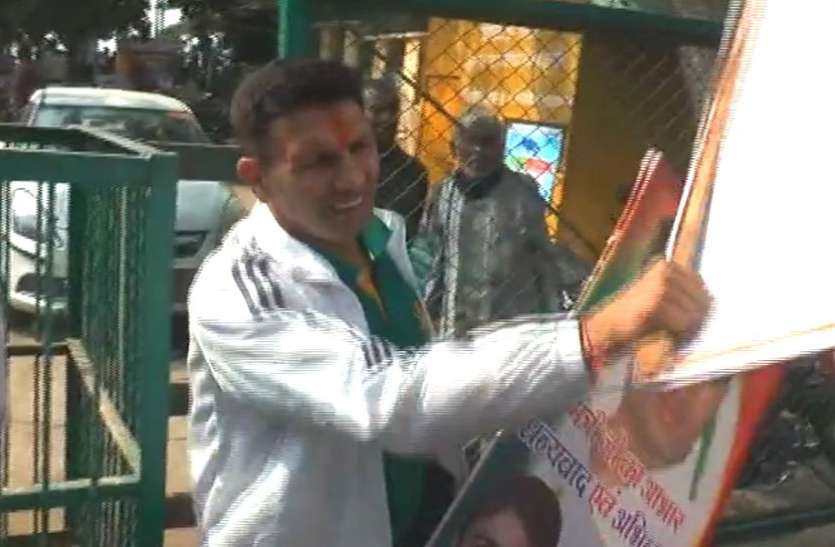VIDEO : इंदौर में होगी ड्रेगन बोट वर्ल्ड चैम्पियनशिप, मंत्री पटवारी ने किया ग्राउंड का भूमिपूजन, हटवाए अपने होर्डिंग VIDEO : इंदौर में होगी ड्रेगन बोट वर्ल्ड चैम्पियनशिप, मंत्री पटवारी ने किया ग्राउंड का भूमिपूजन, हटवाए अपने होर्डिंग