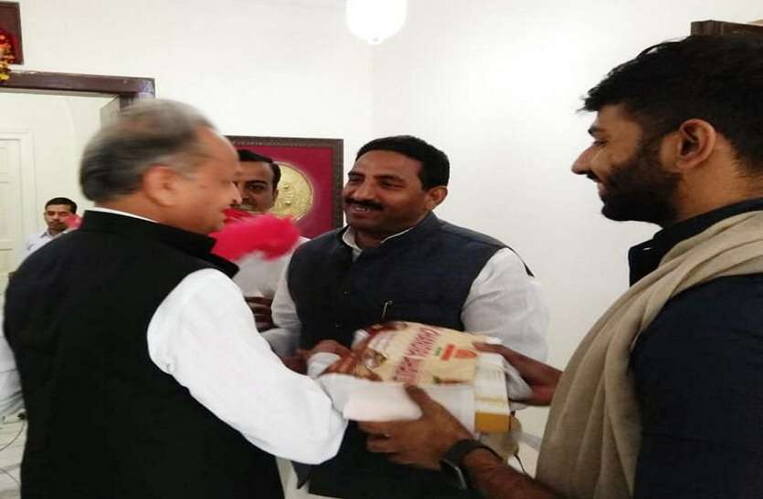 उच्चैन को पंचायत समिति मुख्यालय बनाने की स्वीकृति जारी, लोगों ने आतिशबाजी कर जताई खुशी उच्चैन को पंचायत समिति मुख्यालय बनाने की स्वीकृति जारी, लोगों ने आतिशबाजी कर जताई खुशी