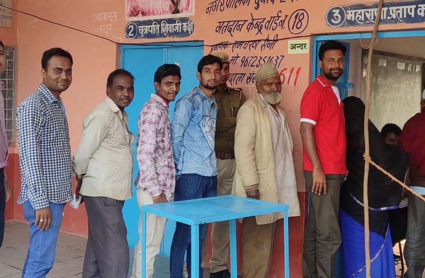 बदलते रहे चेहरों के भाव, किसी ने साथ दिया तो कोई दे गया 'घाव बदलते रहे चेहरों के भाव, किसी ने साथ दिया तो कोई दे गया 'घाव