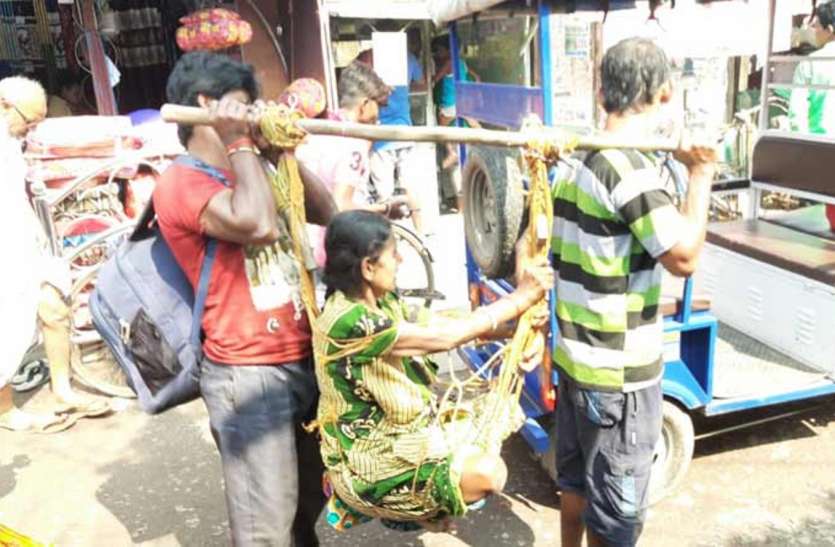 नहीं थे पैसे, मां को बहंगी पर ले गए आधुनिक श्रवण कुमार नहीं थे पैसे, मां को बहंगी पर ले गए आधुनिक श्रवण कुमार