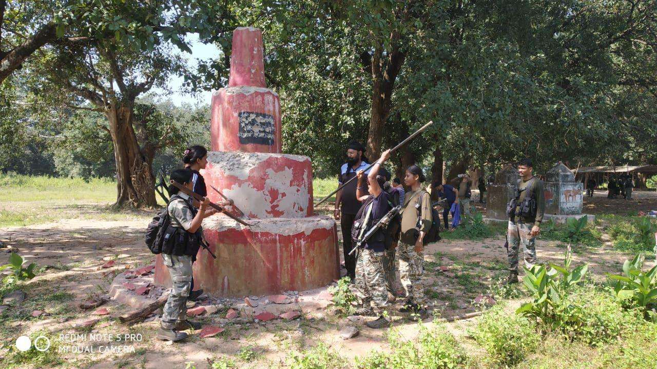 Naxalites bowed down in front of women commandos
