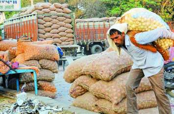 80 crore onion sold for four times the price चार गुना दाम पर बिका 80 करोड़ का प्याज