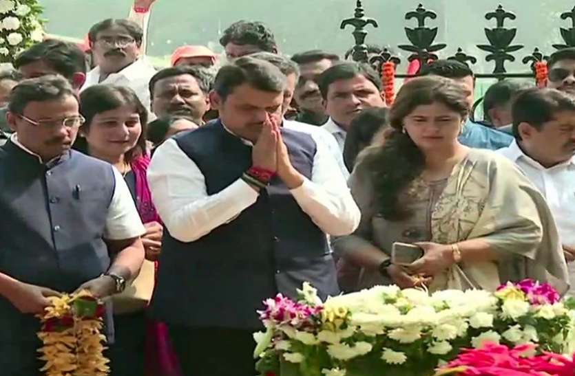 पूर्व सीएम देवेंद्र फडणवीस ने शिवाजी पार्क पहुंचकर बाला साहेब को दी श्रद्धांजलि, शिवसेना कार्यकर्ताओं ने की नारेबाजी देवेंद्र फडणवीस ने बाला साहेब को दी श्रद्धांजलि, शिवसैनिकों ने कहा- 'महाराष्ट्र में हमारी सरकार'