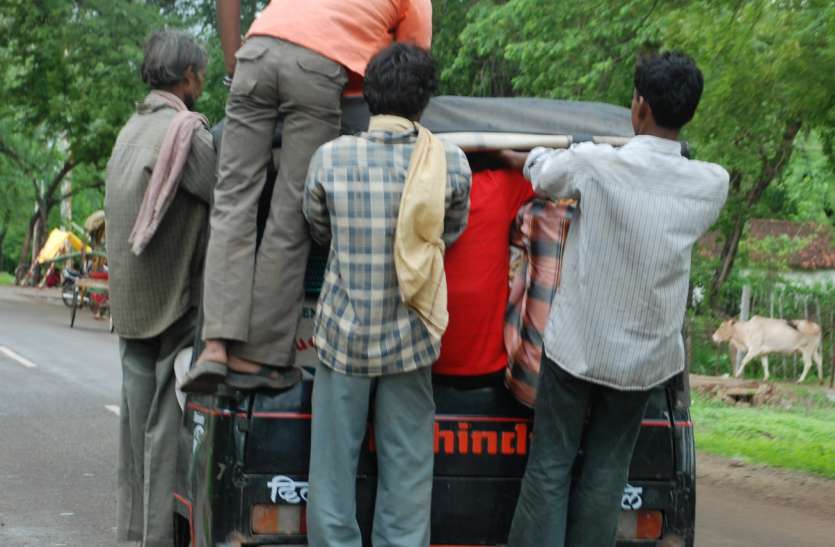 Overload auto running on the roads ओवरलोड कैसे रुकेगा- सरकार को चाहिए पूरा पैसा, जीप चालक आधे में राजी