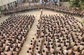1 to 100 girls queue to get bicycle साइकिल पाने के लिए 1 से 100 तक बालिकाओं की लग गई कतार