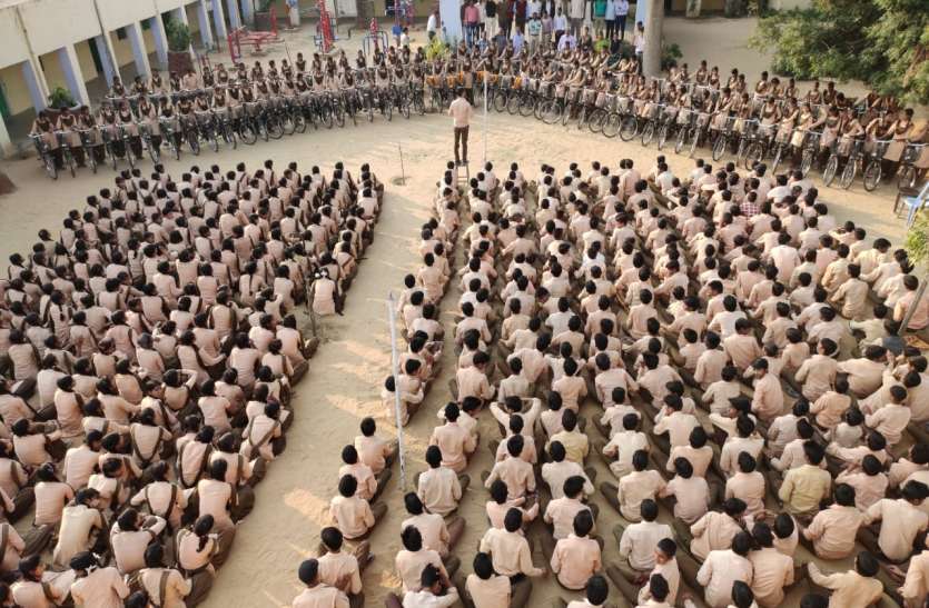 साइकिल पाने के लिए 1 से 100 तक बालिकाओं की लग गई कतार साइकिल पाने के लिए 1 से 100 तक बालिकाओं की लग गई कतार