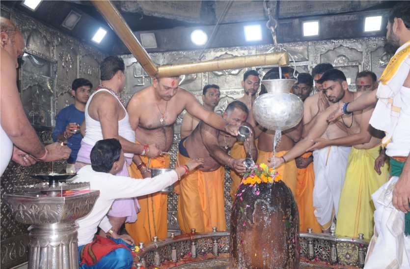 पिंक बॉल से होगा पहला डे नाइट क्रिकेट टेस्ट, रवि शास्त्री ने महाकाल से मांगी जीत पिंक बॉल से होगा पहला डे नाइट क्रिकेट टेस्ट, रवि शास्त्री ने महाकाल से मांगी जीत