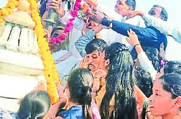 Religion news सिखेड़ी पहुंचा पैदल संघ, ध्वजारोहण कर मनाई 31वीं वर्षगांठ