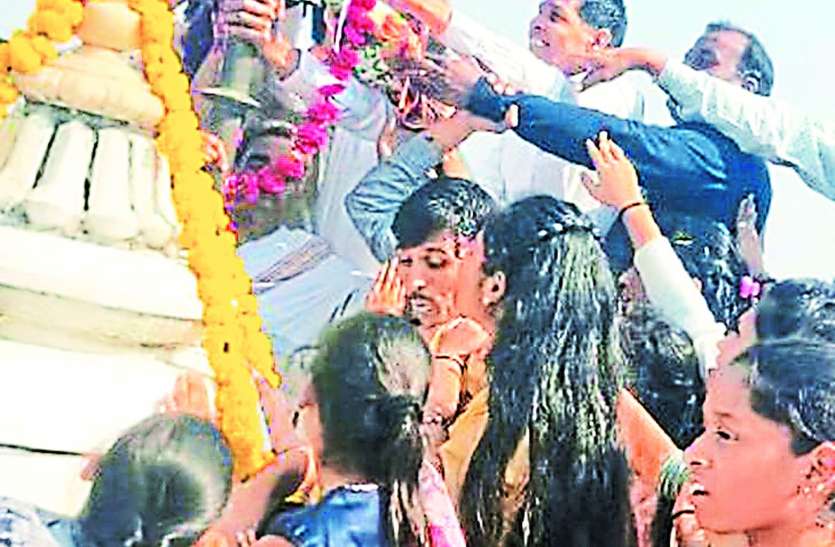 सिखेड़ी पहुंचा पैदल संघ, ध्वजारोहण कर मनाई 31वीं वर्षगांठ सिखेड़ी पहुंचा पैदल संघ, ध्वजारोहण कर मनाई 31वीं वर्षगांठ