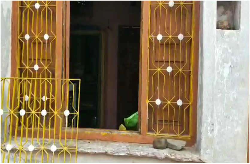 House entered thief, cash and stolen jewelry in Bhilwara खिड़की तोड़कर घर में घुसे चोर, नगदी व गहनों की चोरी