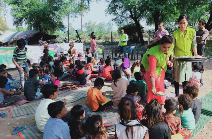 चाइल्ड लाइन ने बच्चों को स्वच्छ्ता और सुरक्षा के प्रति जागरूक किया चाइल्ड लाइन ने बच्चों को स्वच्छ्ता और सुरक्षा के प्रति जागरूक किया