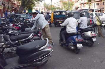 Jaipur parking problem : parkota traders warn nagar nigam जयपुर में परेशान व्यापारियों ने दी चेतावनी, कहा: मनमानी में नहीं लगाई लगाम तो बंद कर देंगे दुकानें