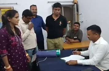 Seeing ACB, constable threw notes in garbage heap एसीबी को देखकर कांस्टेबल ने कचरे के ढेर में फेंक दिए नोट