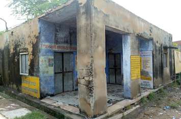 A dilapidated Anganwadi center is operated in a rented house किराए के मकान में संचालित जर्जर आंगनबाड़ी केन्द्र बच्चों के लिए बने है खतरा