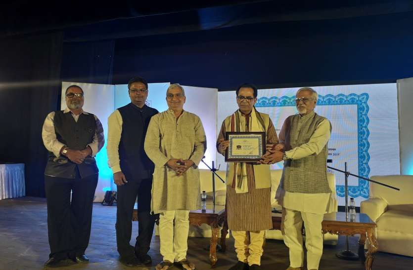 Poet Ashok Chakradhar conferred with Anubhuti Samman-2019 Tamilnadu: ना तूं खुश हैं, ना मैं खुश हूं, अगर खुश हैं तो यह दिल हैं...