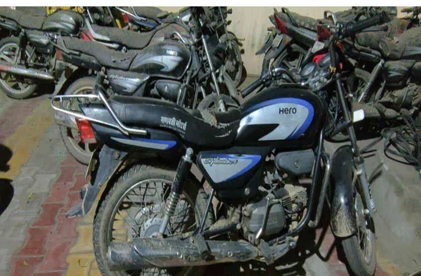 Vehicle theft disclosure in bhilwara अस्पताल के बाहर से चुराया वाहन, बाजार में घूमते मिले युवक को दबोचा