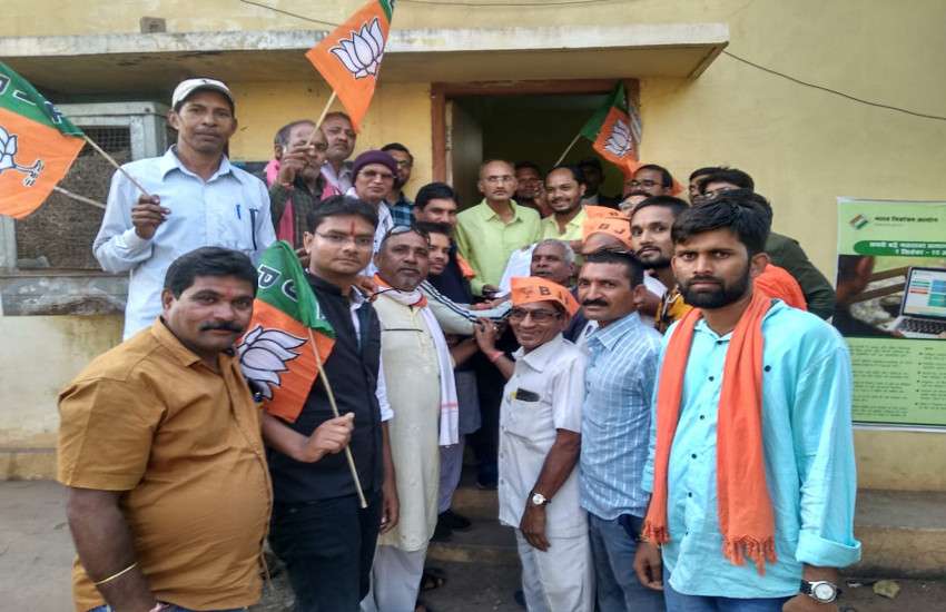 कांग्रेस सरकार के वादा खिलाफी को लेकर किया धरना प्रदर्शन, राज्यपाल के नाम सौंपा ज्ञापन