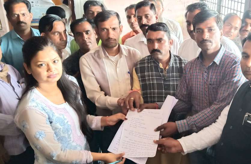 Collectorate arrived raising employment assistant slogans प्रशिक्षण लिए बगैर ही किया बीपीएल परिवारों के सत्यापन का बहिष्कार
