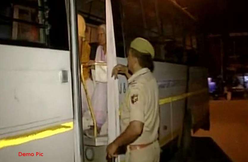 rape in bus in jaipur : 12 year old girl rape in bud : raped in bus रिश्तेदार ही बना दरिंदा: चलती बस में 12 साल की बालिका से किया बलात्कार