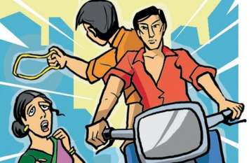 chain robbed of a woman by bike rider मोपेड सवार महिला से फिर चेन लूटकर भागे लुटेरे