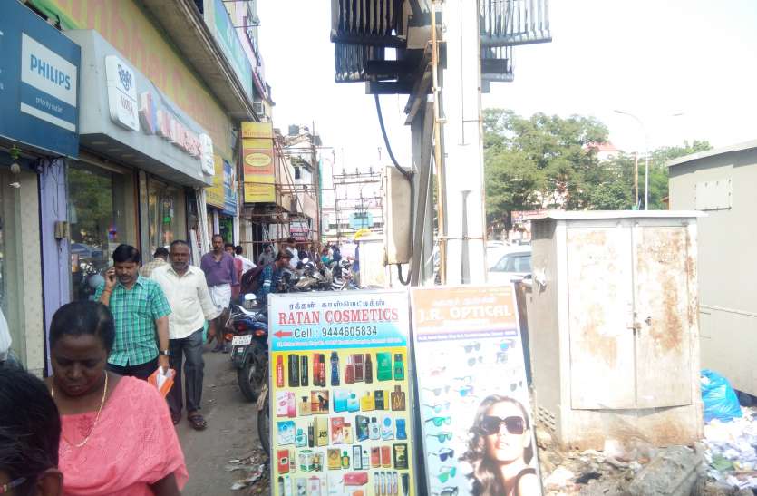 फुटपाथ पर अतिक्रमण से खतरे में आवागमन फुटपाथ पर अतिक्रमण से खतरे में आवागमन