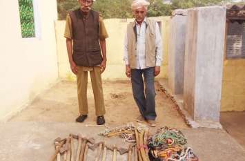 On seeing the forest workers, people left the rope and the axe वनकर्मियों को देख लोग छोड़ भागे रस्से व कुल्हाड़ी