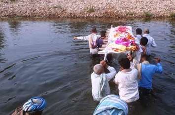 funeral procession फसलों की आड़ में दफन हुआ अंतिम यात्रा का मार्ग