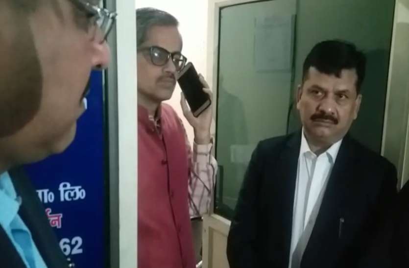 ghaziabad-nagar-nigam.jpg Ghaziabad पहुंचे मुख्य सचिव हुए आगबबूला, दो अधिकारी समेत चार को किया सस्पेंड, देखें Video