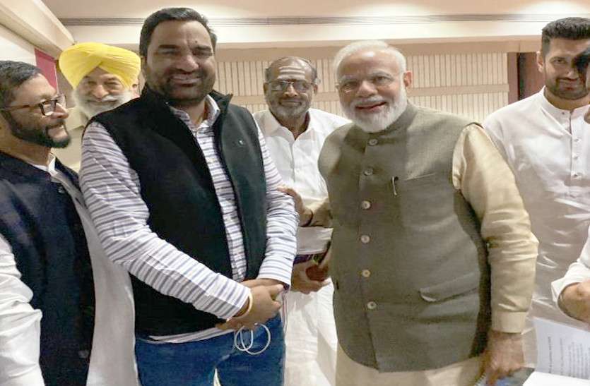 hanuman_beniwal00.jpg हनुमान बेनीवाल की पीएम मोदी से खास मुलाकात, कुछ इस अंदाज में आए नजर