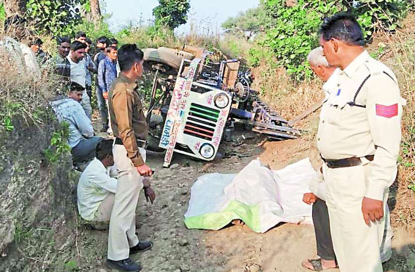 जुगाड़ पलटने से युवक की मौत जुगाड़ पलटने से युवक की मौत