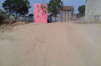 Barrier on one km straight path, twenty km diversion एक किमी के सीधे रास्ते पर बेरियर, भुगत रहे बीस किमी डाइवर्जन
