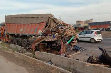 accident at jaipur delhi national highway अनियंत्रित ट्रक डिवाइडर तोड़ विपरित लेन में कंटेनर से टकराया, ट्रक ड्राइवर व सवार की मौत, दो घायल