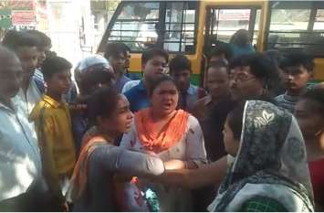Two women thieves stole cash from a bag caught red handed Firozabad VIDEO: इस जिले में महिला चोर सक्रिय, पलक झपकते ही कर देती हैं नगदी पार, इस बार ऐसी फंसी कि पड़ गए लेने के देने