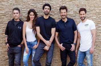 Film malang posters out fans loved aditya roy kapur disha patani chemi फिल्म 'मलंग' के पोस्टर्स हैं शानदार, आदित्य रॉय कपूर और दिशा पाटनी की केमेस्ट्री फैंस को आई पसंद