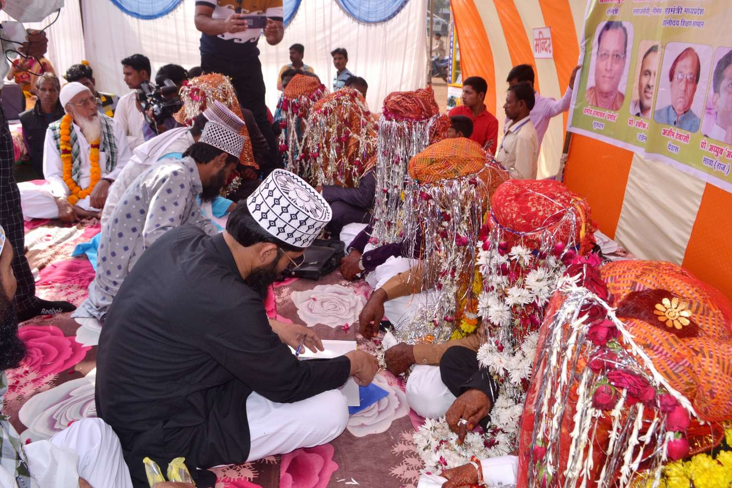 एक तरफ कहा निकाह कबुल है, दूसरी ओर लिए अग्नि के सात फेरे