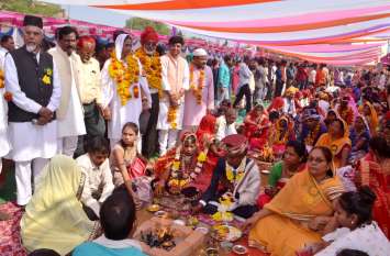 samuhik vivaah sammelan me muslim or hindu jodi एक तरफ कहा निकाह कबुल है, दूसरी ओर लिए अग्नि के सात फेरे