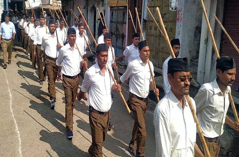 पथ संचलन पर ग्रामीणों ने बरसाए फूल, घोष की धुन से गुंज उठा गांव पथ संचलन पर ग्रामीणों ने बरसाए फूल, घोष की धुन से गूंज उठा गांव