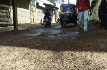 Broken roads and dirt flowing through drains in posh colony यह कैसी पॉश कॉलोनी, सड़कें खुदी हुईं और नालियों से भी बह रही गंदगी