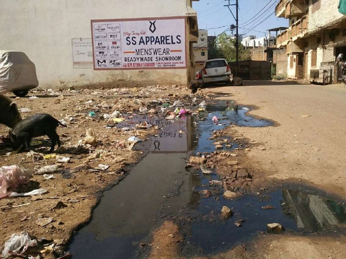 यह कैसी पॉश कॉलोनी, सड़कें खुदी हुईं और नालियों से भी बह रही गंदगी