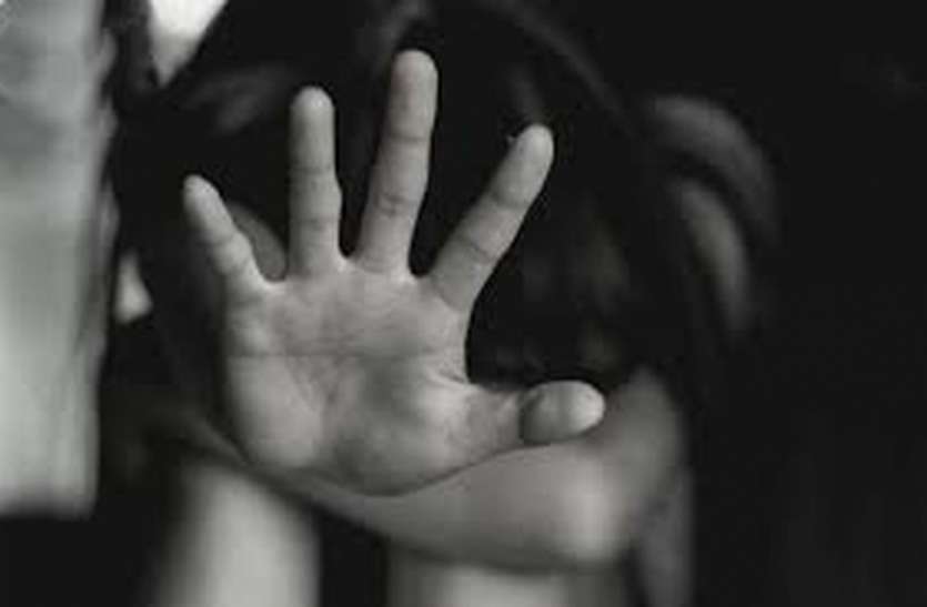 Crime आप प्रोफेसर हैं... आपकी नजर लड़कियों की शारीरिक बनावट पर कैसे जा सकती है?