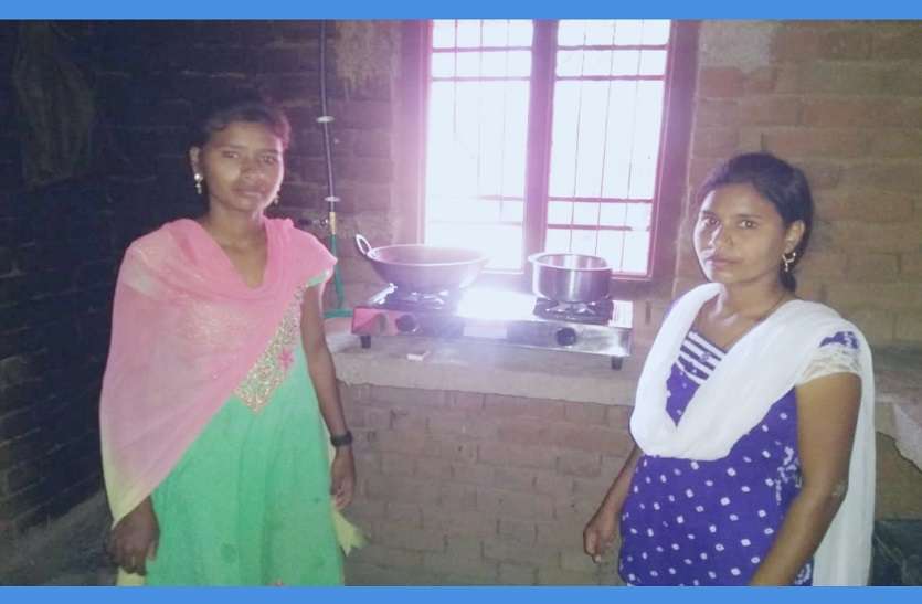अनमोतिन बाई को अब पीएम मोदी के उज्ज्वला गैस सिलेंडर की जरूरत नहीं अनमोतिन बाई को अब पीएम मोदी के उज्ज्वला गैस सिलेंडर की जरूरत नहीं